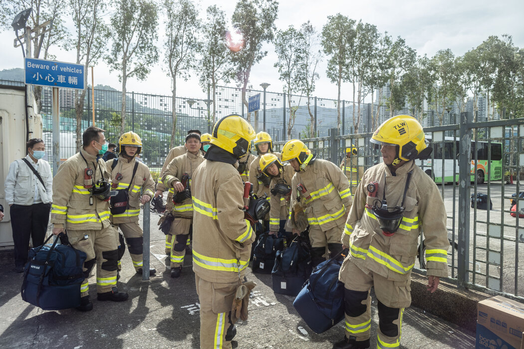 大埔火灾次日,数百消防员仍在现场全力扑救。摄于周四。