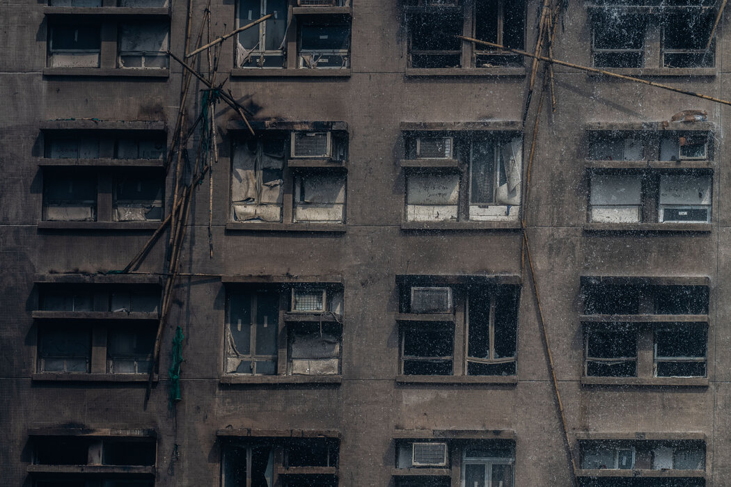 初步调查显示,宏福苑翻修使用的防护网、防水布及其他材料可能未达到消防安全标准。