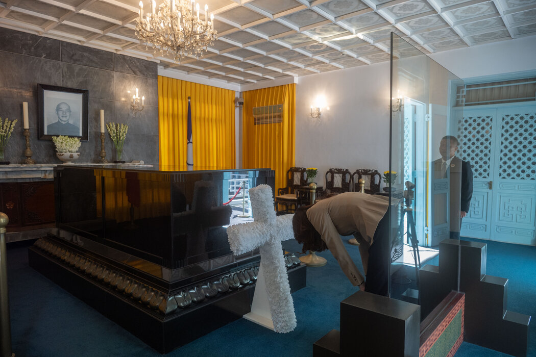 郑丽文11月在前国民党领导人蒋介石墓前鞠躬致意。