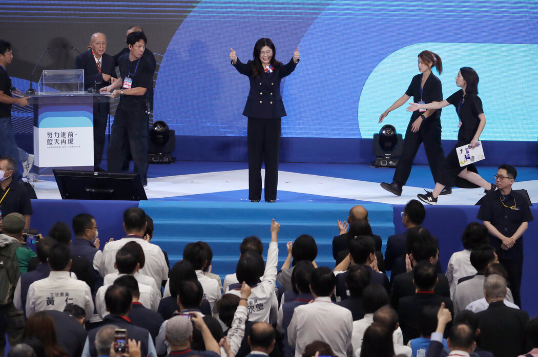 11月,新当选的国民党主席郑丽文在台北举行的党代表大会上与支持者欢呼。