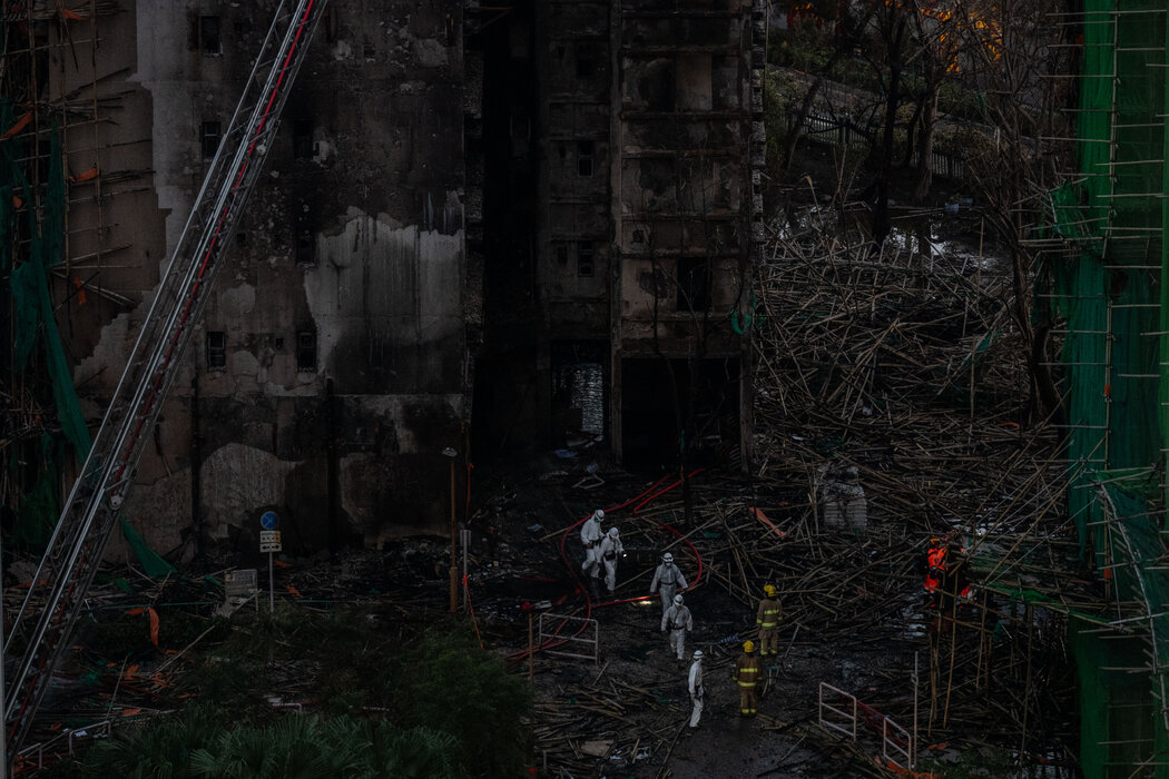 火灾时的高温足以点燃竹棚架,棚架倒塌后堵住了逃生通道。