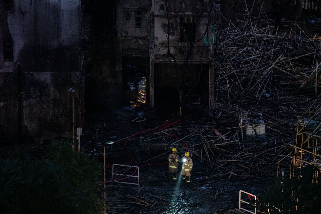 救援人员在大埔宏福苑火灾现场寻找伤亡者。