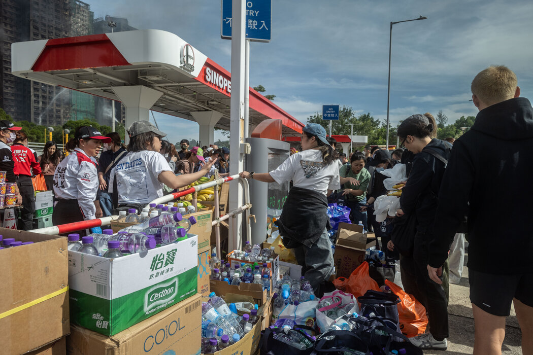 志愿者们在大埔整理捐赠的衣物和食物。