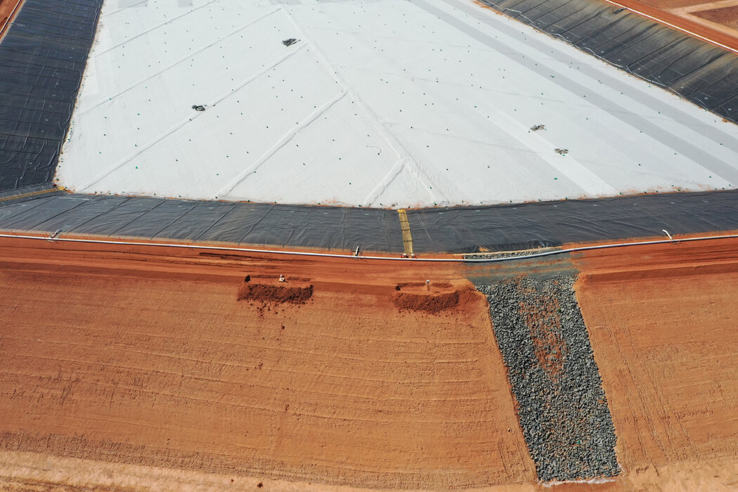 日本综合企业双日找到澳大利亚矿业公司莱纳斯,以求建立一条不依赖中国的稀土供应链。莱纳斯在澳大利亚开采矿石,并在马来西亚进行精炼加工。