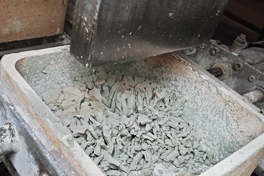 莱纳斯技术人员于2018年在马来西亚进行稀土精矿混合作业。