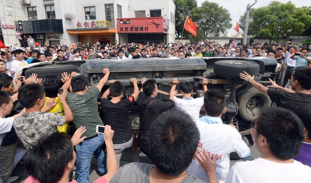 2012年,中国发生民族主义抗议活动期间,苏州的示威者推翻一辆日本制造的汽车。