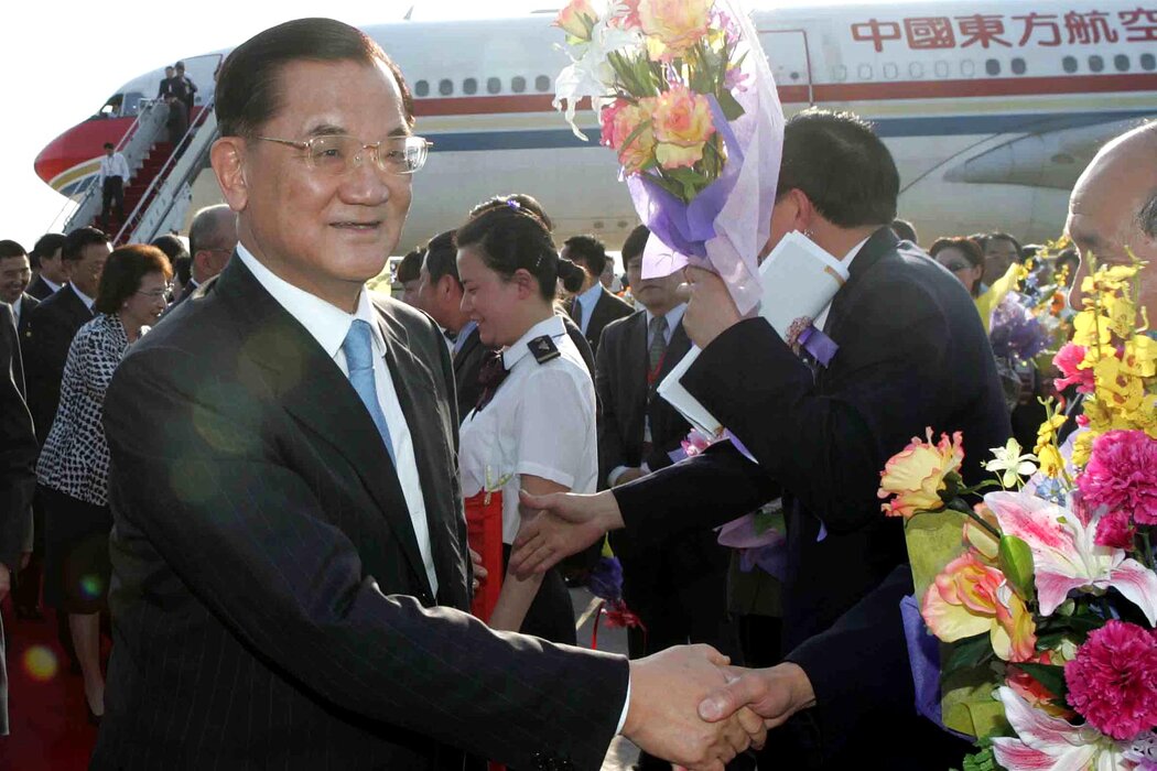 连战是1949年国民党在内战中败给共产党撤退台湾后首位访问大陆的国民党领导人,摄于2005年。