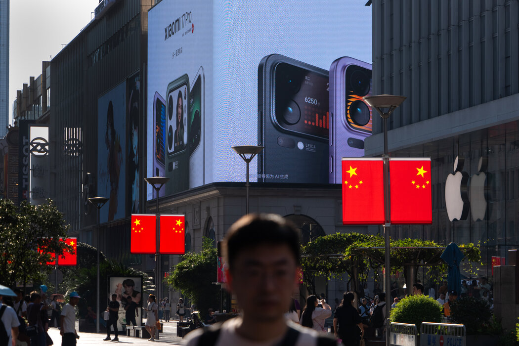 上海一家苹果店旁的小米17 Pro手机广告。人民币汇率走弱削弱了中国消费者购买外国品牌的能力。