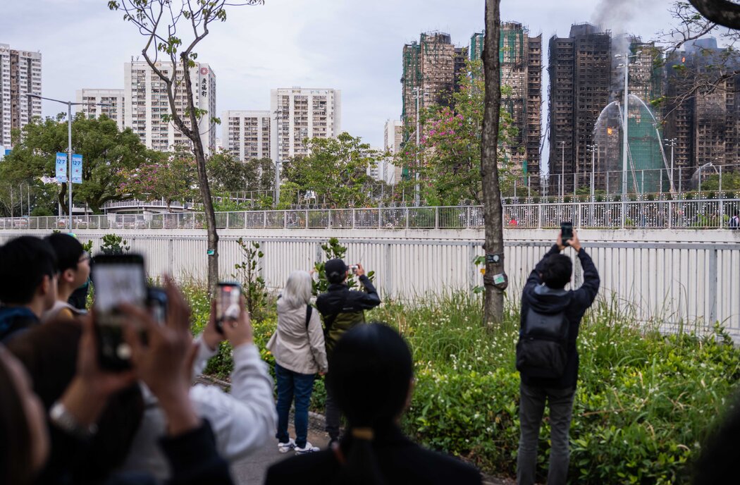 11月27日,香港宏福苑发生火灾,图为围观群众。