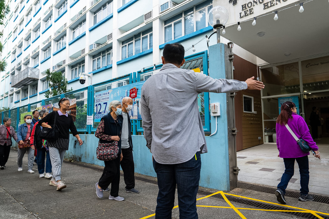 周日,火灾现场附近的一个投票站。