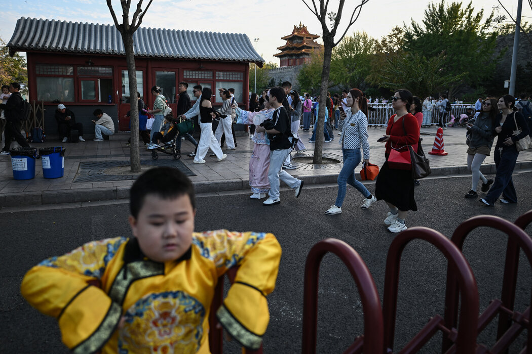 10月中国国庆黄金周期间,北京故宫附近的游客。中国游客纷纷选择境内游,因为这比出境游便宜。