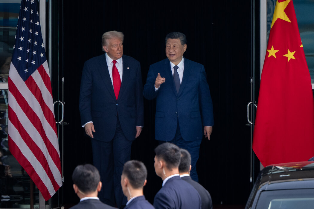 特朗普总统与中国领导人习近平在10月韩国釜山会晤后。特朗普的最新举措延续了他在此次峰会上展现的和解姿态。